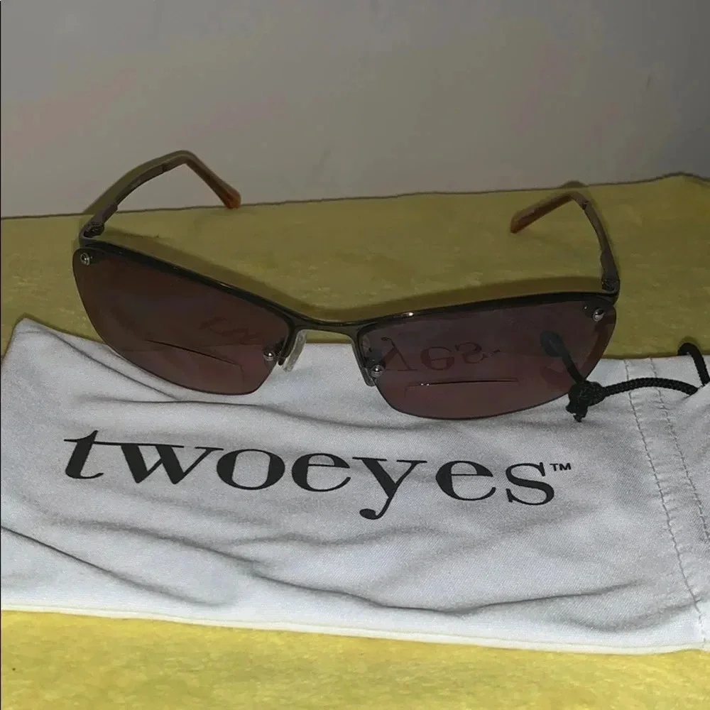 TWOEYES + 3.00 shades
